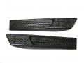 Karbonové držáky znaků a průduchy na blatnících Weightless Nissan GT-R R35 (08-13)