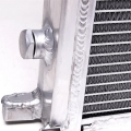 Hlinikový závodní chladič Jap Parts BMW E36 320i/323i/325i/328i včetně M3 (92-00)