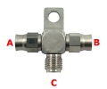 Téčko s výstupy 2x PTFE hadice D-03 (AN3) + 1x samec 1/8-BSP - nerezové (s držákem)